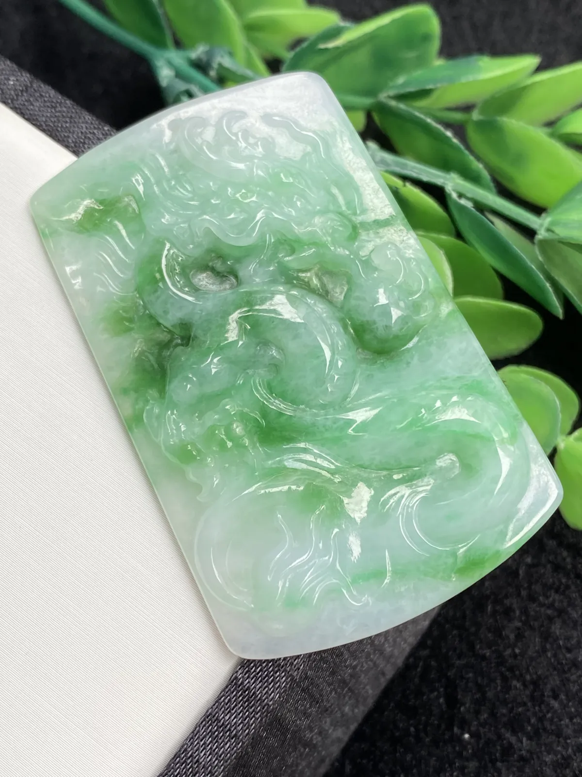 推荐 【阳绿龙牌】色阳，色辣，无裂 ，背面避纹雕，细腻，水润，品相佳～～