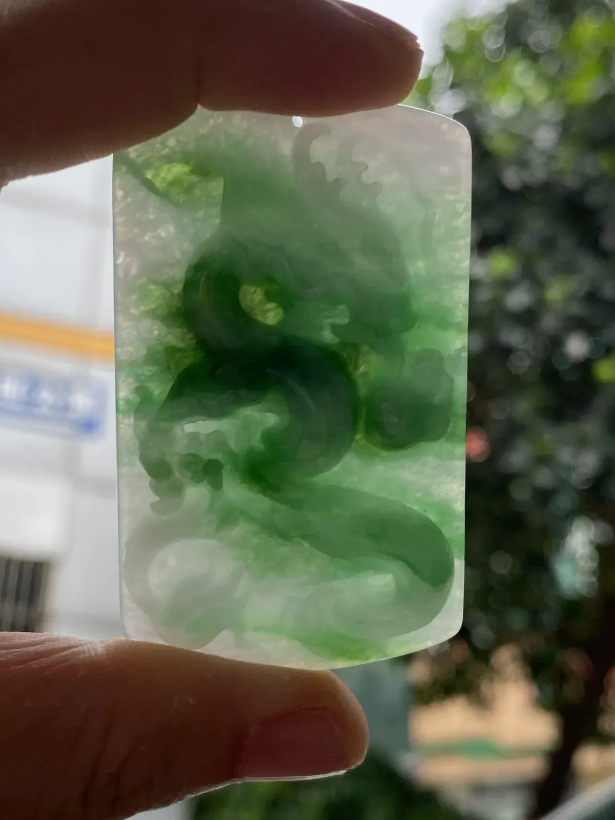 推荐 【阳绿龙牌】色阳，色辣，无裂 ，背面避纹雕，细腻，水润，品相佳～～