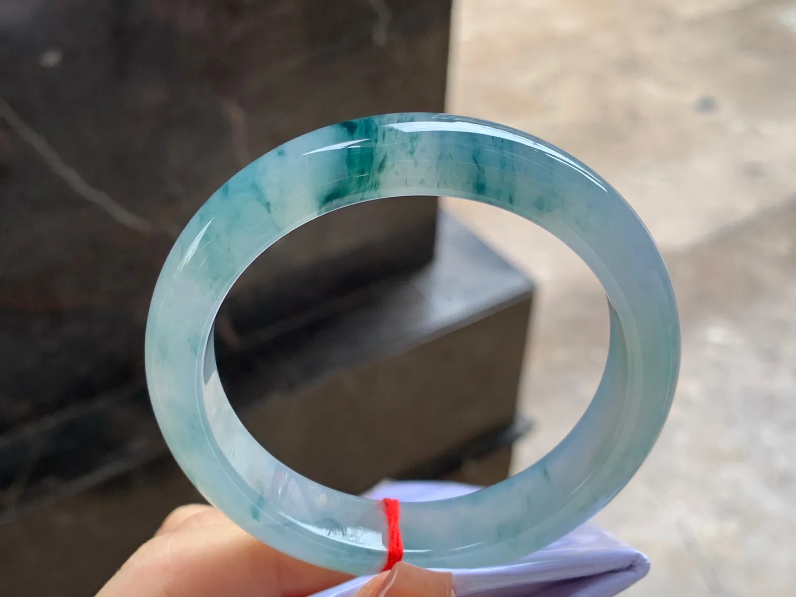 冰飘花手镯
尺寸：57.6-12.5-8.6mm
水润十足～很漂亮的料子 上手好看