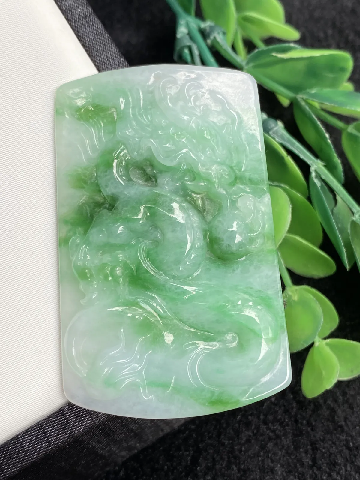 推荐 【阳绿龙牌】色阳，色辣，无裂 ，背面避纹雕，细腻，水润，品相佳～～