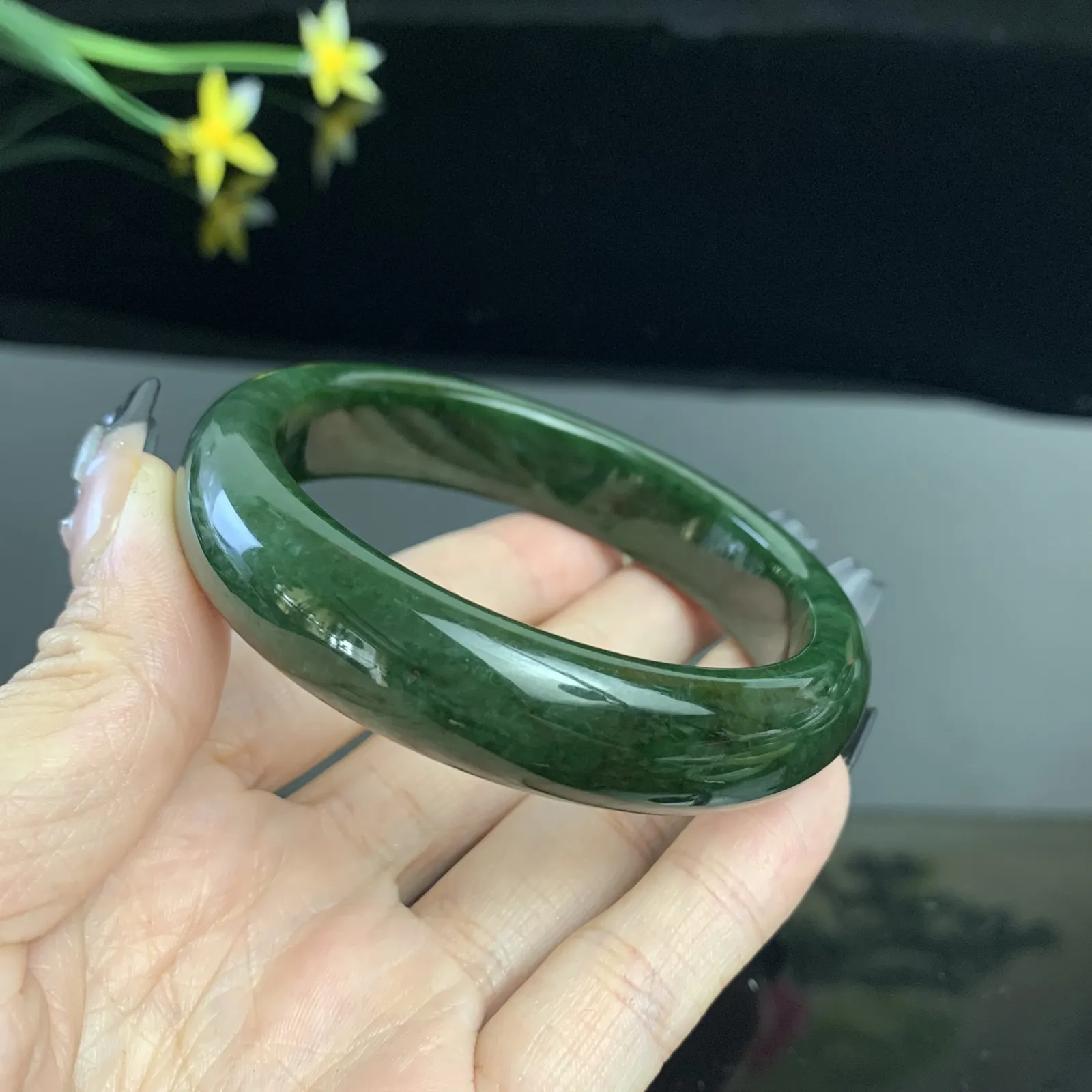 和田玉58.5圈口菠菜绿碧玉手镯！圈口58.5宽14厚玉质细腻油润 底色纯净 无裂无棉 脂粉好，品质