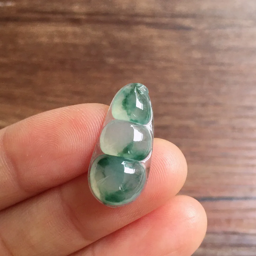 冰飘花福豆，镶嵌佳品，冰润饱满，玉质细腻，种水足，整体尺寸24.5*11.2*5.1