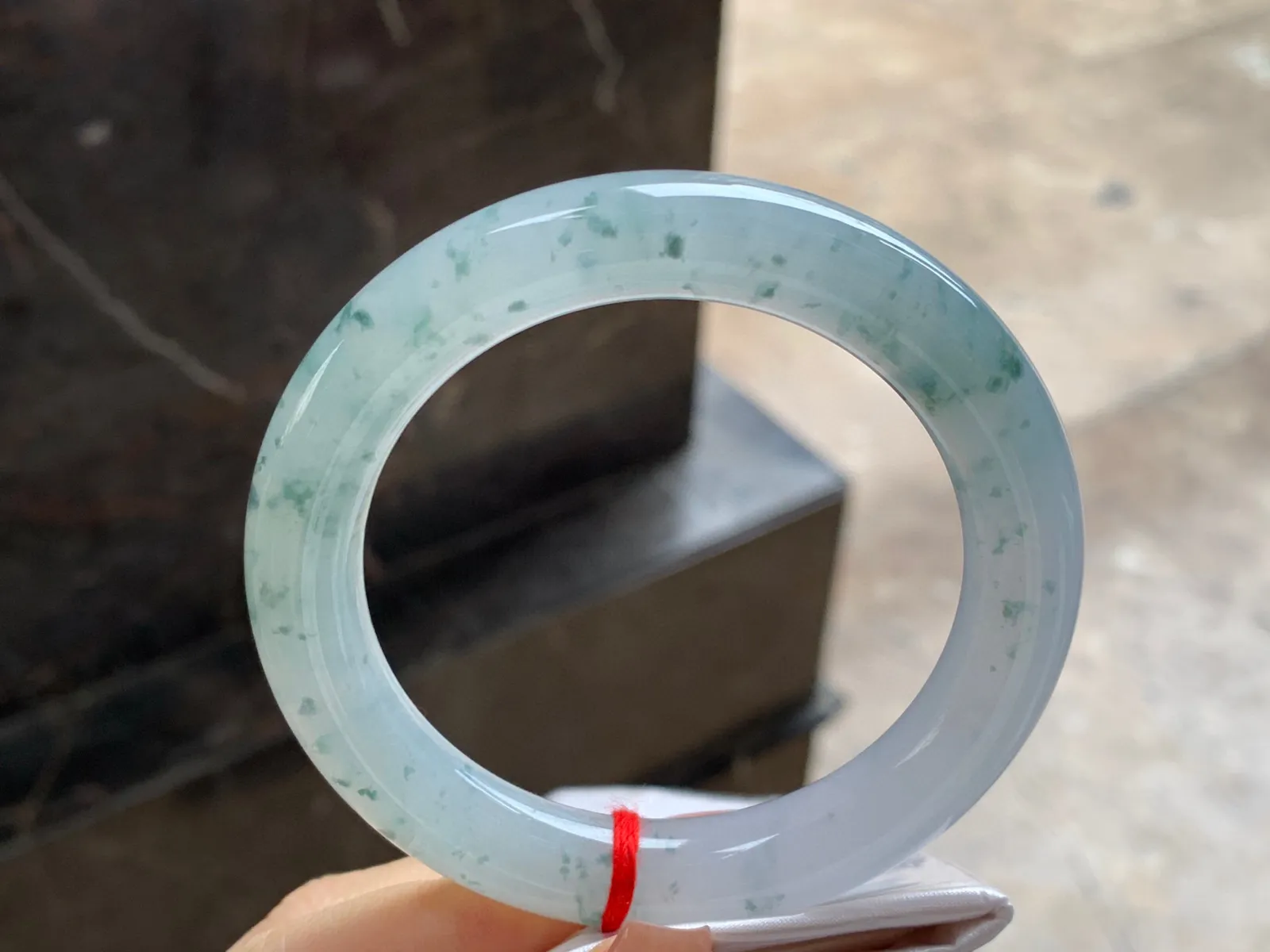 飘花圆条手镯
尺寸：56-10.5mm
水润十足～飘花点缀 上手好看
