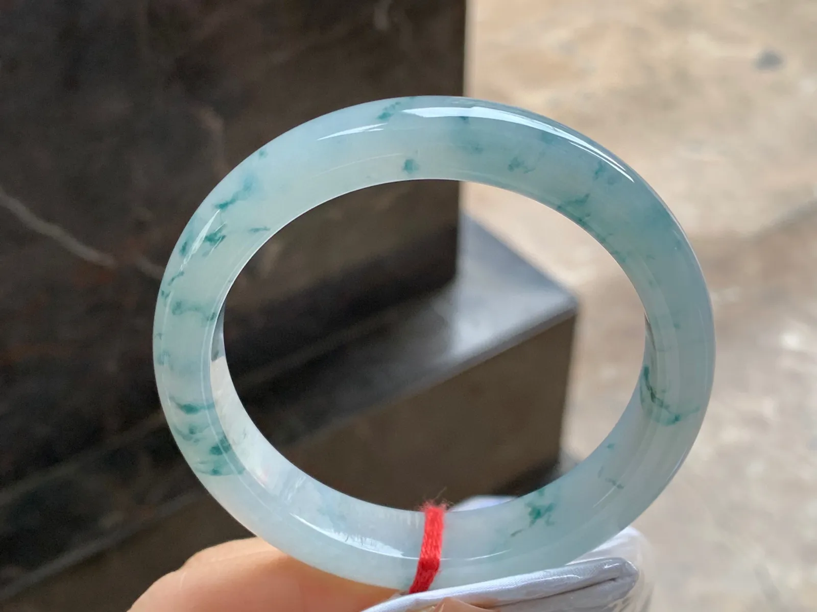 飘花手镯
尺寸：58.3-12-8.3mm
底子细腻干净～飘花点缀上手好看