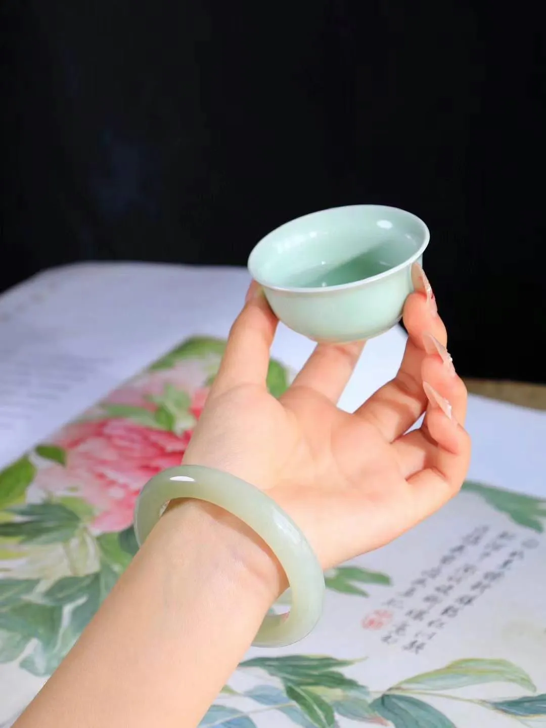 【自然之美.温润于心.手镯】

精品️和田玉晴水手镯，如晴水般清澈，似晴空般纯净。每一缕纹理都诉说