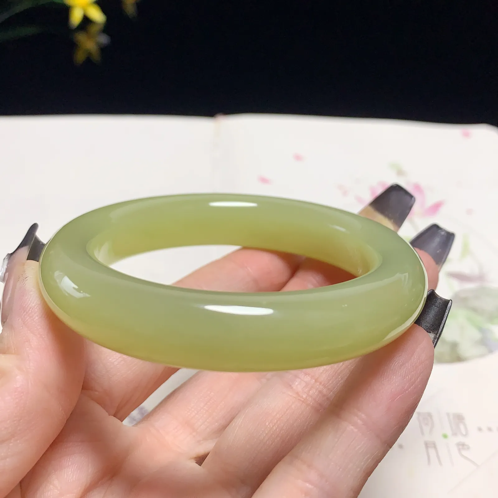 珍藏品，和田玉54圈口黄口料手镯！圈口54宽12.8重68.3克，玉质细腻油润 底色纯净 无裂无杂 脂粉好，品质好