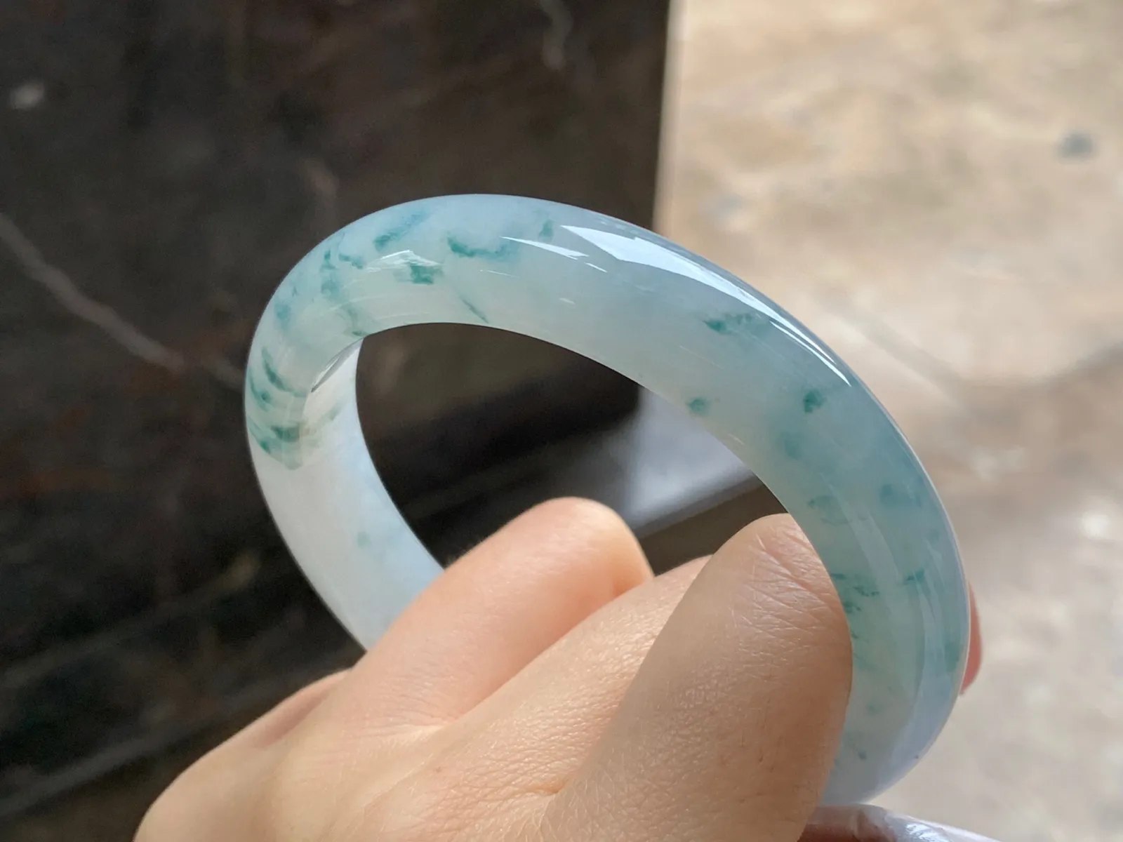 飘花手镯
尺寸：58.3-12-8.3mm
底子细腻干净～飘花点缀上手好看