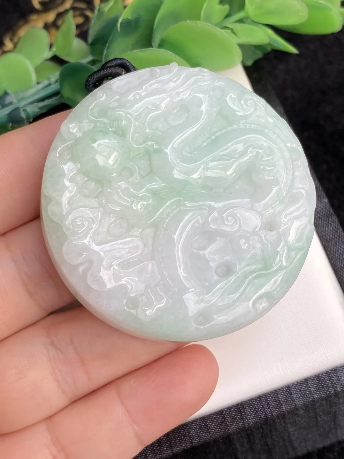 推荐【飘绿龙牌】飘浅绿，无纹裂，水润，细腻，品相佳～～大件厚装，满满一个镯芯料子～