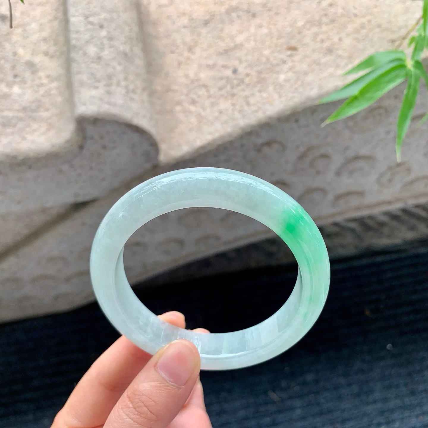 正圈61 62
【圈口】61/13.3/9.628
【描述】糯冰飘绿，水润，种老，细腻，无裂纹！