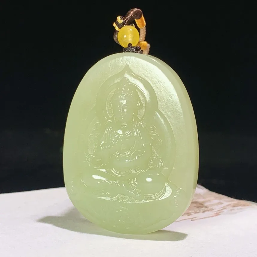 新疆若羌黄口料坐莲观音挂件。 尺寸52/40/12重48克 玉质细腻油润。手推出油。品相大气 lt250509