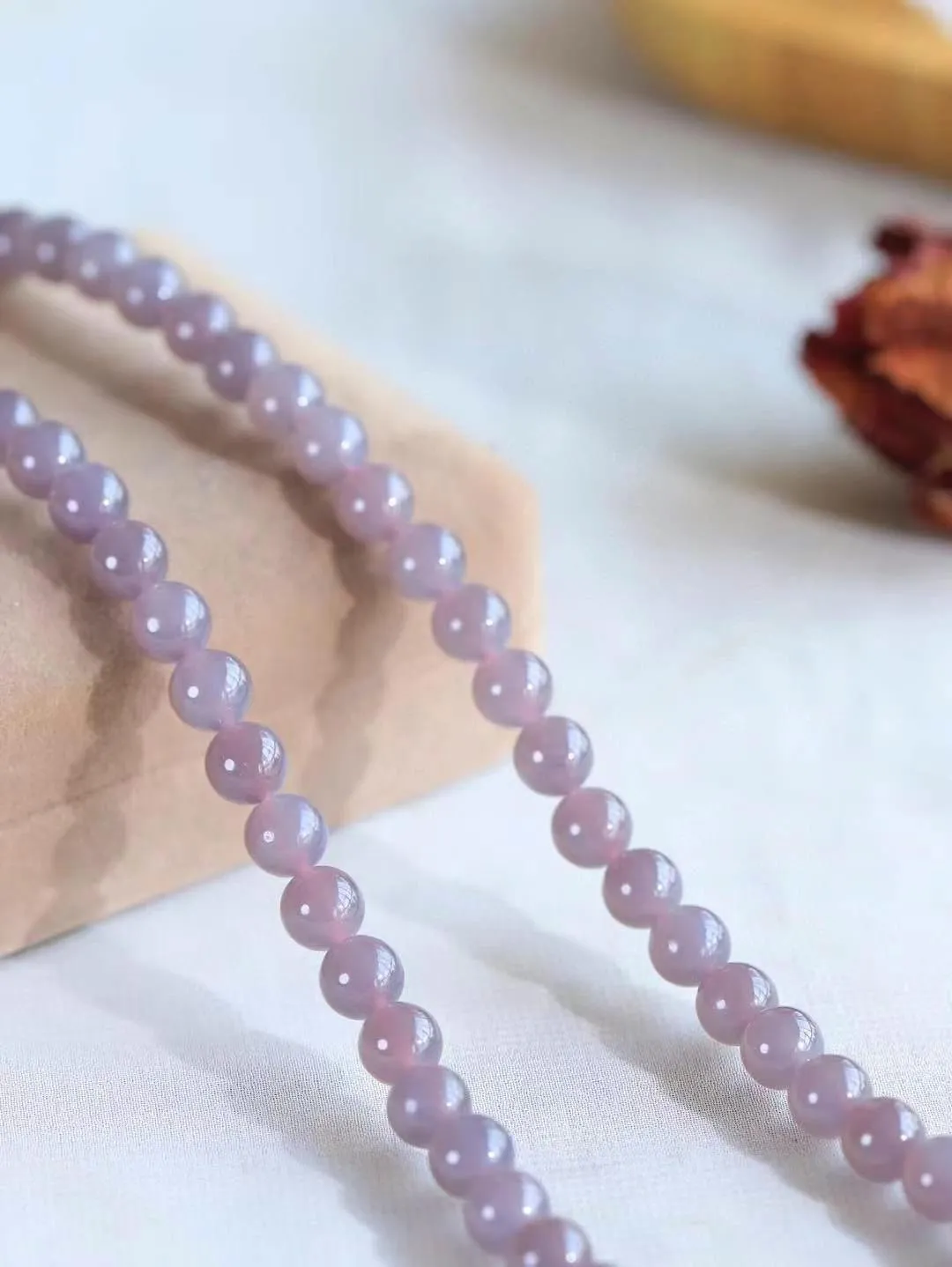 【珠圆玉润.项链】

货头精选 和田玉烟紫珠圆玉润项链 玉质温润细腻  整串打磨圆润，佩戴舒适。珠珠落玉盘，间关莺语花底滑，一生美好时光，无论身在何处，都有它相伴相守。事事顺遂，幸福美满，吉祥如意。重83.4克 尺寸取一7.9mm  79501078A