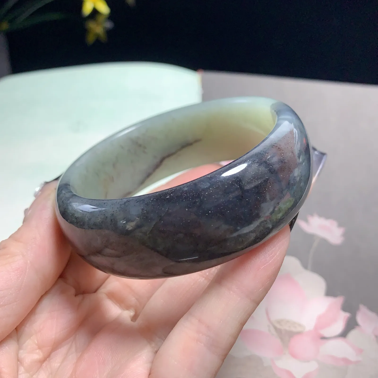 和田玉57.5圈口青花宽版手镯，圈口57.5宽22.5玉质细腻油润 底色纯净  脂粉好，品质高