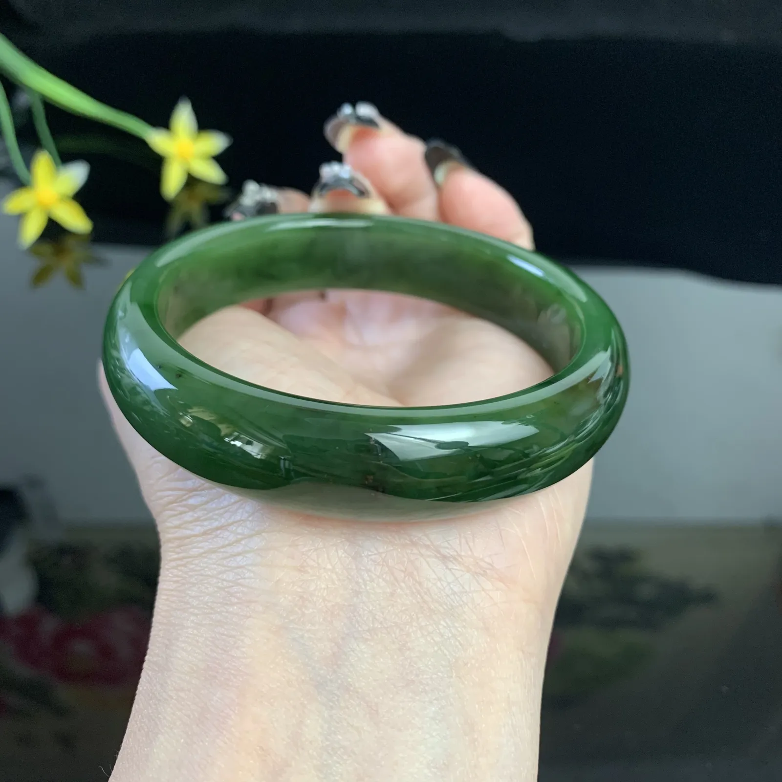 和田玉62圈口菠菜绿碧玉手镯！圈口62宽15.2厚8.2重68.8克，玉质细腻油润 底色纯净 无裂无棉 脂粉好，品质好