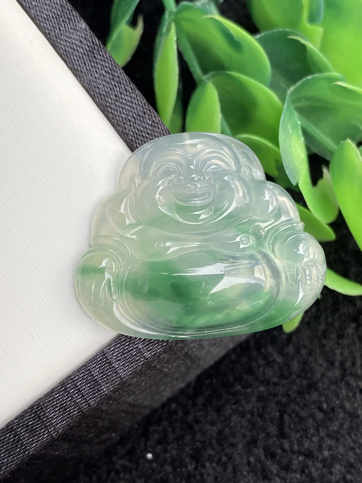 推荐【冰绿佛公】翠绿，起光，无纹裂，水润，细腻，冰透起胶，品相佳～～