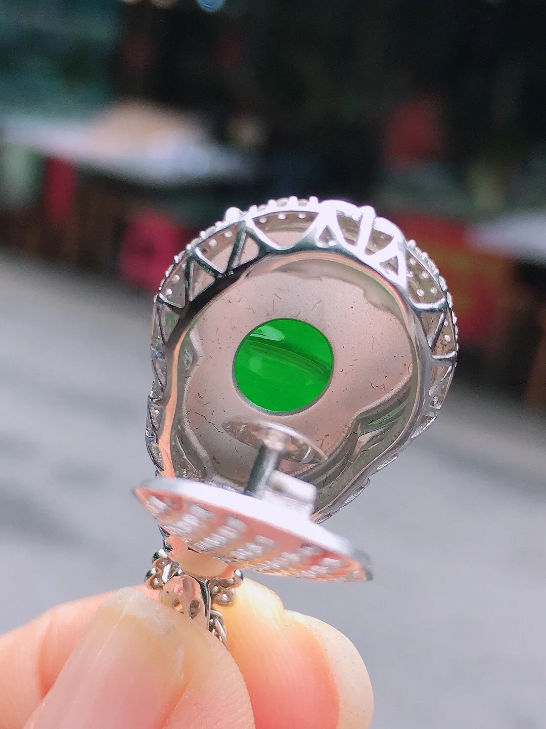 阳绿葫芦吊坠，色泽均匀艳丽，玉质细腻，荧光感超
强，饱满水润，气质满满。18k
金豪华镶嵌