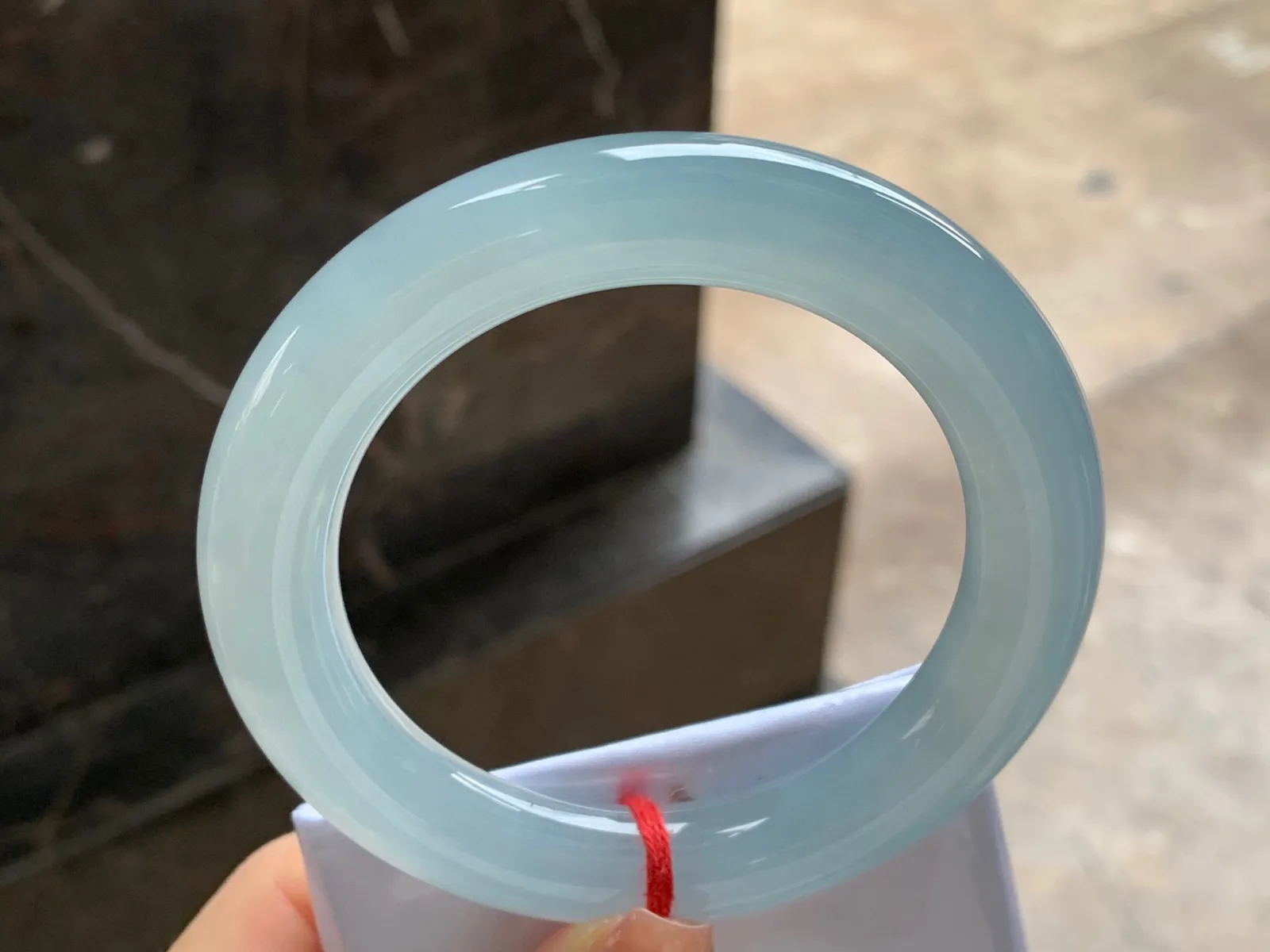 冰种圆条手镯
尺寸：58.6-11.5-12.3mm
种老肉细～起胶上手好看