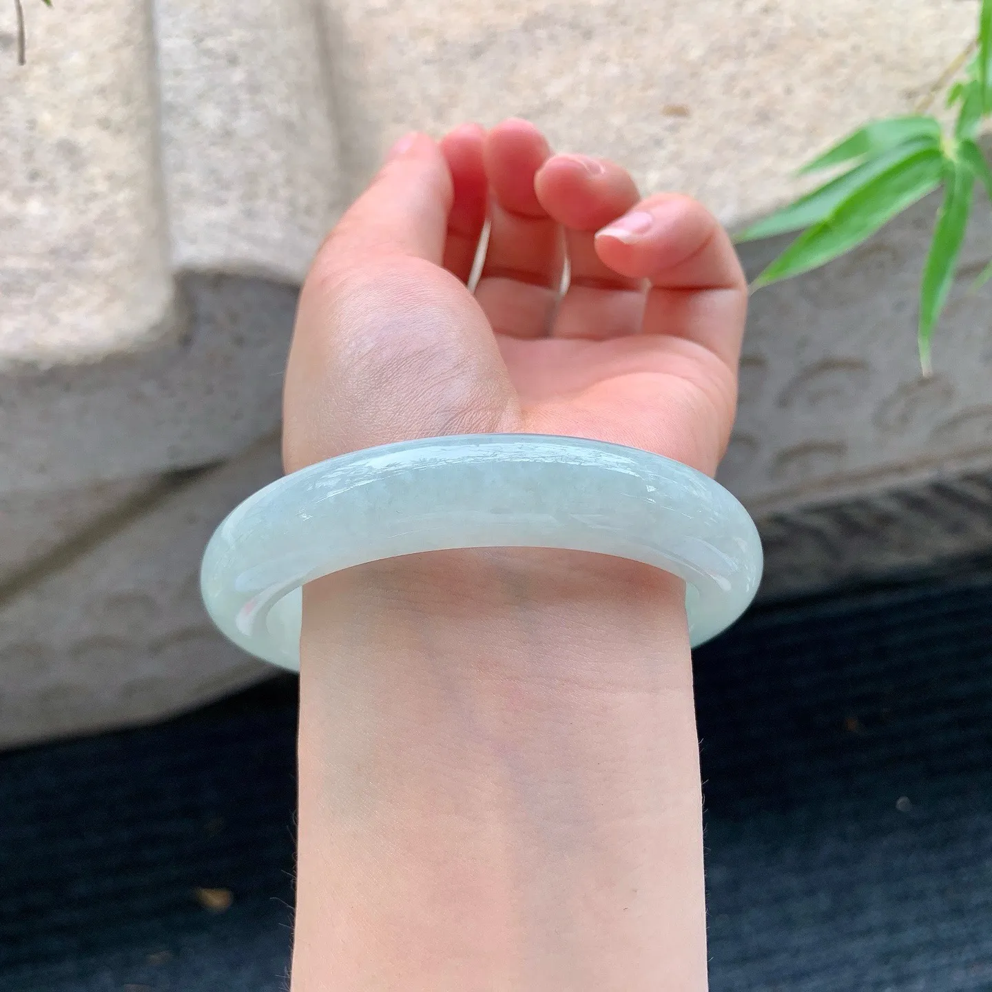 正圈61 62
【圈口】61/13.3/9.628
【描述】糯冰飘绿，水润，种老，细腻，无裂纹！