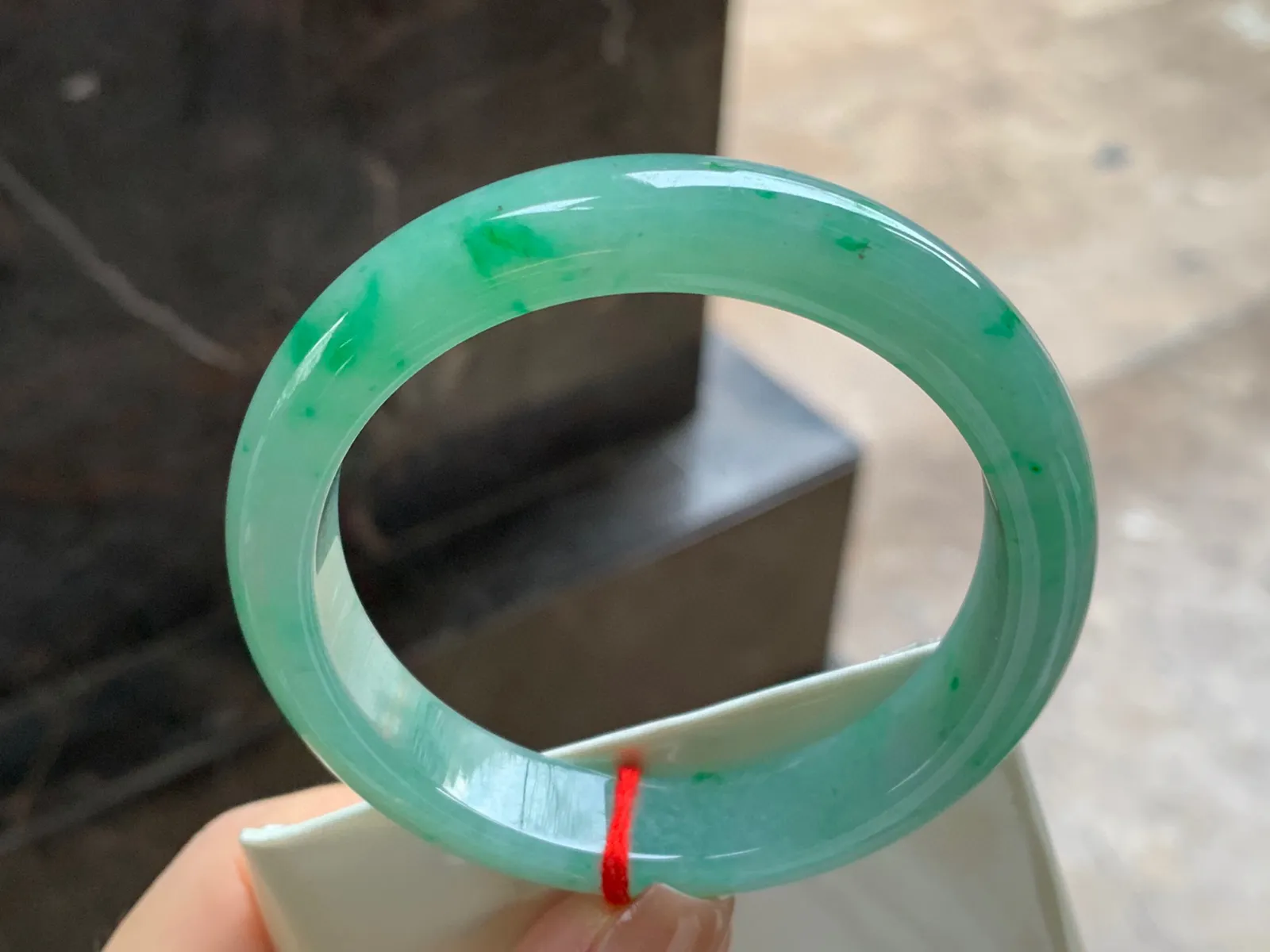 带色手镯
尺寸：55.8-12.6-8.1mm
肉质细腻干净～绿色点缀上手好看