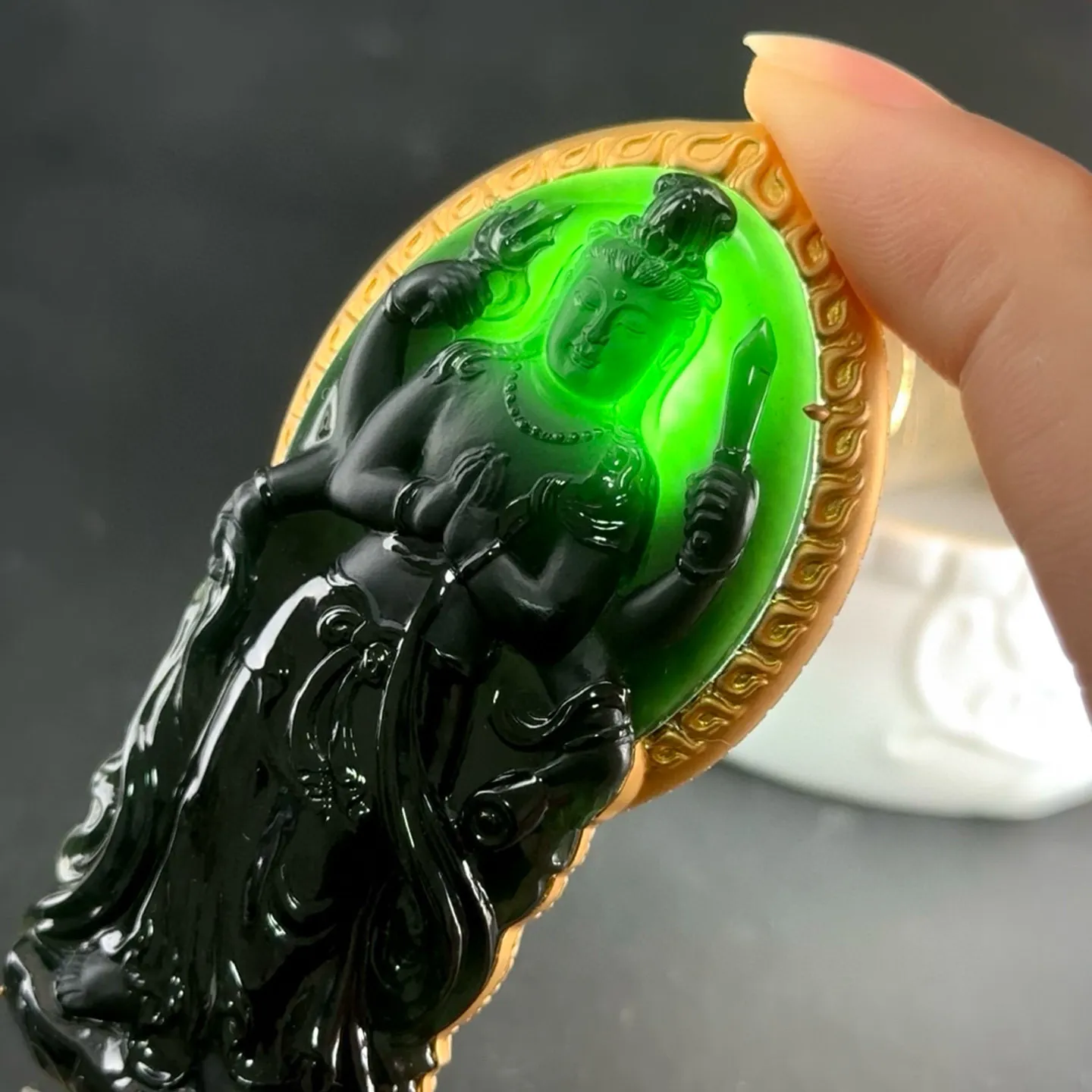 精品18k墨翠千手观音 种好色正 黑度极好 打灯通透 油性十足