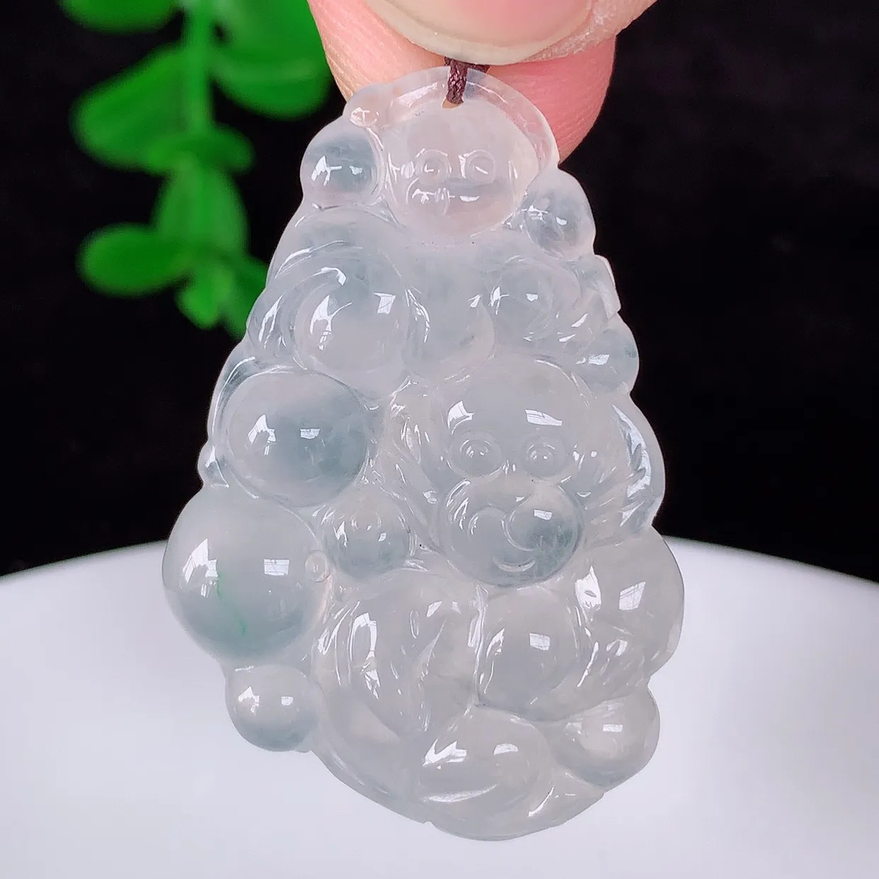 自然光实拍，冰润冰种翡翠生肖猴吊坠，种老水足，翠色灵动，寓意美好，佩戴时尚出众！#01.8