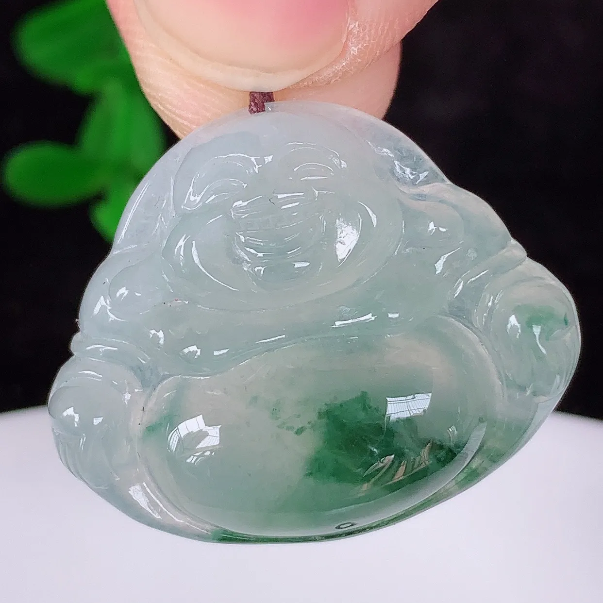 自然光实拍，冰润冰种飘花翡翠佛公吊坠，饱满， 佛公亦保平安，寓意有福（佛公）相伴，配戴优雅迷人！#46.8