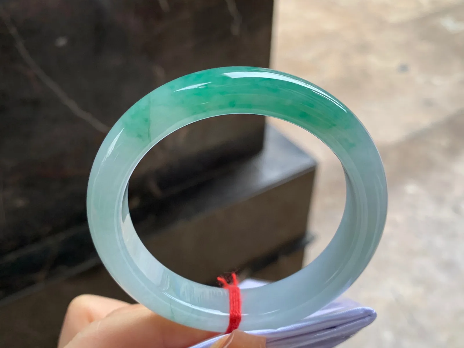 带色手镯
尺寸：55.6-12.4-8.5mm
肉质细腻干净～一段绿色好看