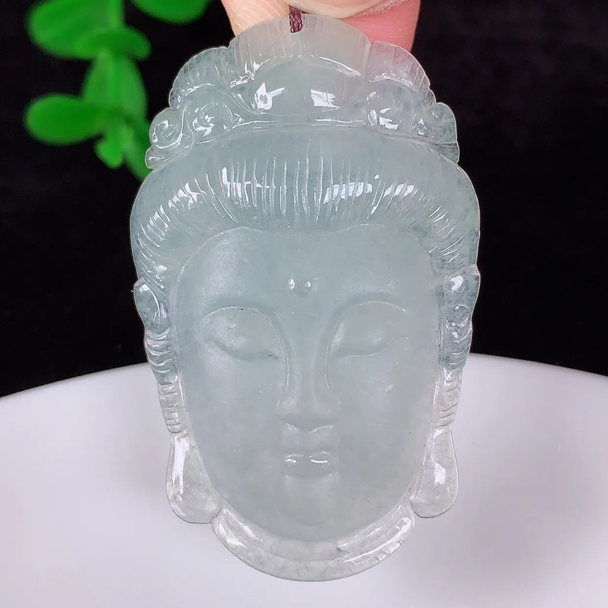 自然光实拍，冰种翡翠观音头吊坠，赐福翡翠观音，翠色迷人，观音面相端庄，佩戴时尚出众！#60.8