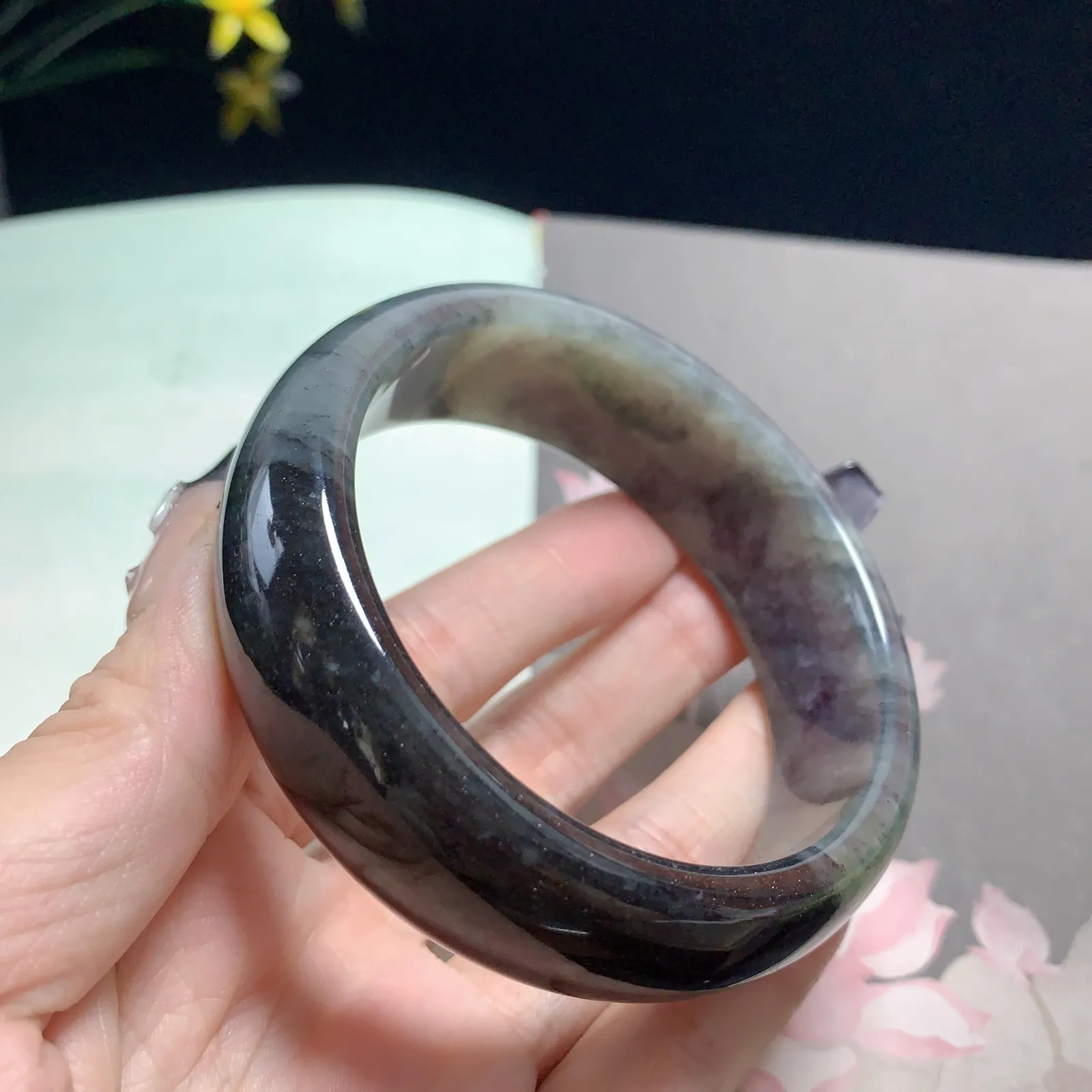 和田玉60.5圈口青花宽版手镯，圈口60.5宽21玉质细腻油润 底色纯净  脂粉好，品质高