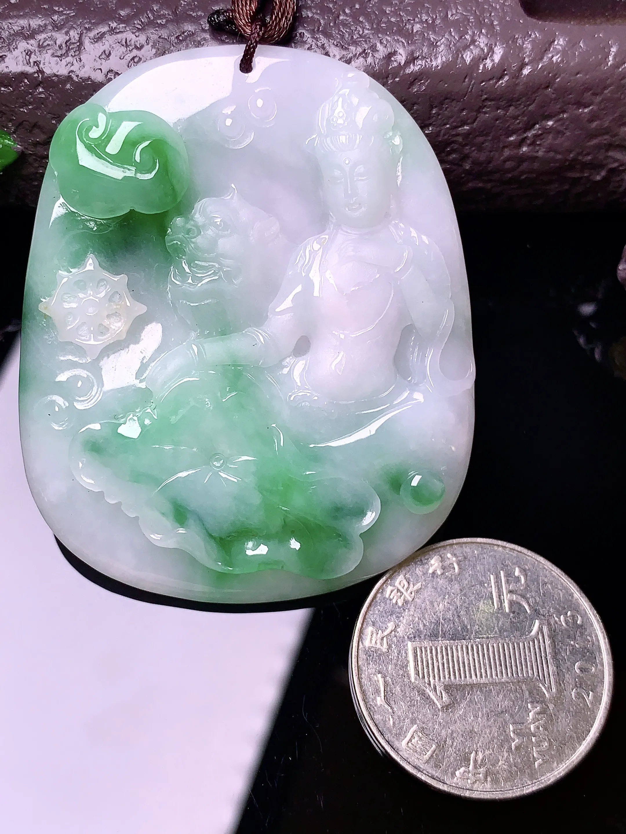 飘绿文殊观音菩萨吊坠 玉质细腻 色泽清新艳丽 整体尺寸53.2*43.7*6