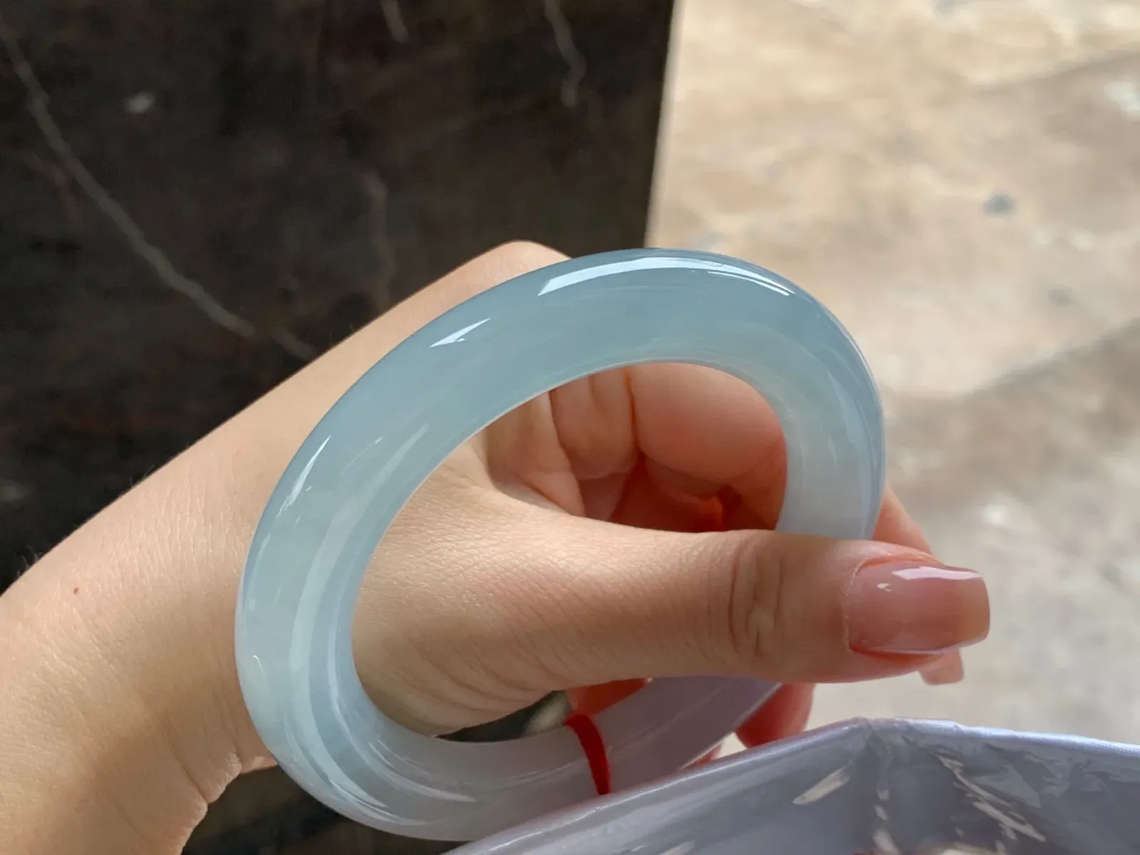 冰种圆条手镯
尺寸：58.6-11.5-12.3mm
种老肉细～起胶上手好看