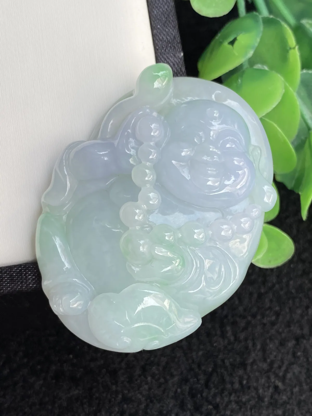 推荐【冰润春彩大佛】紫罗兰飘绿，一抹翠绿俏然枝头，无纹裂，水润，温润细腻，秀气迷人，品相佳，超值～～大件厚装