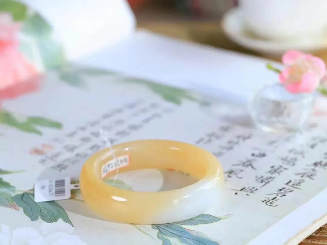 【温润于心.手镯】

收藏级臻品️和田玉糖白玉手镯，每一缕纹理都诉说着大自然的馈赠，温润细腻，触手