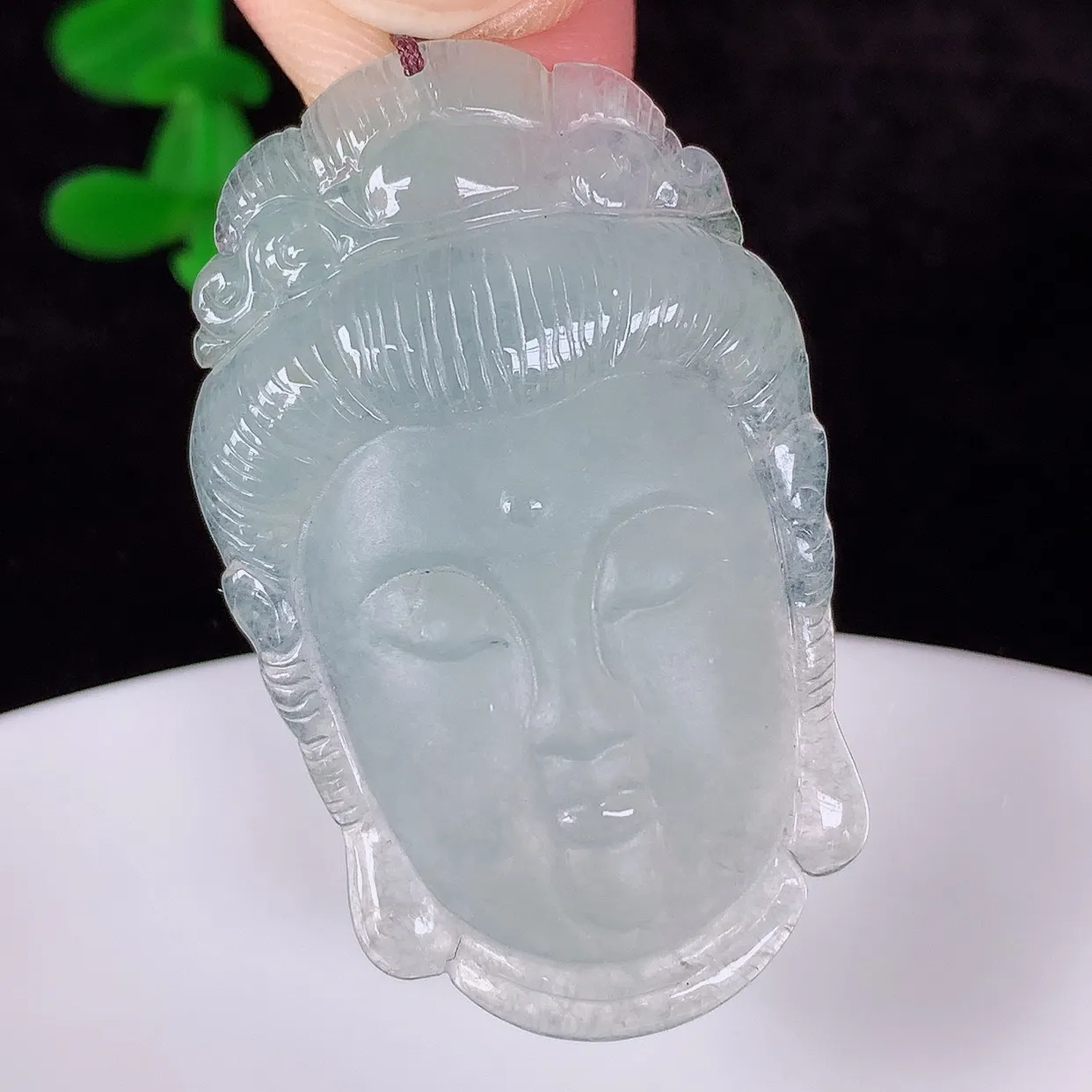 自然光实拍，冰种翡翠观音头吊坠，赐福翡翠观音，翠色迷人，观音面相端庄，佩戴时尚出众！#60.8