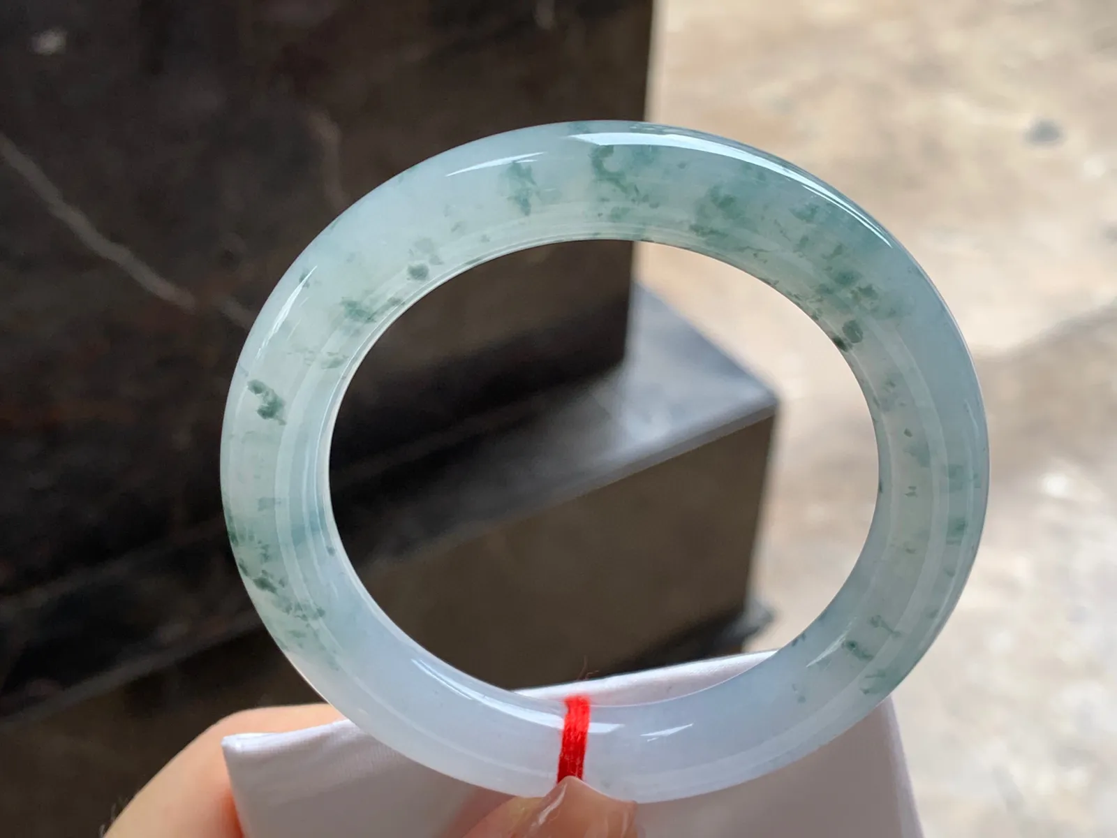 飘花圆条手镯
尺寸：56-10.5mm
水润十足～飘花点缀 上手好看