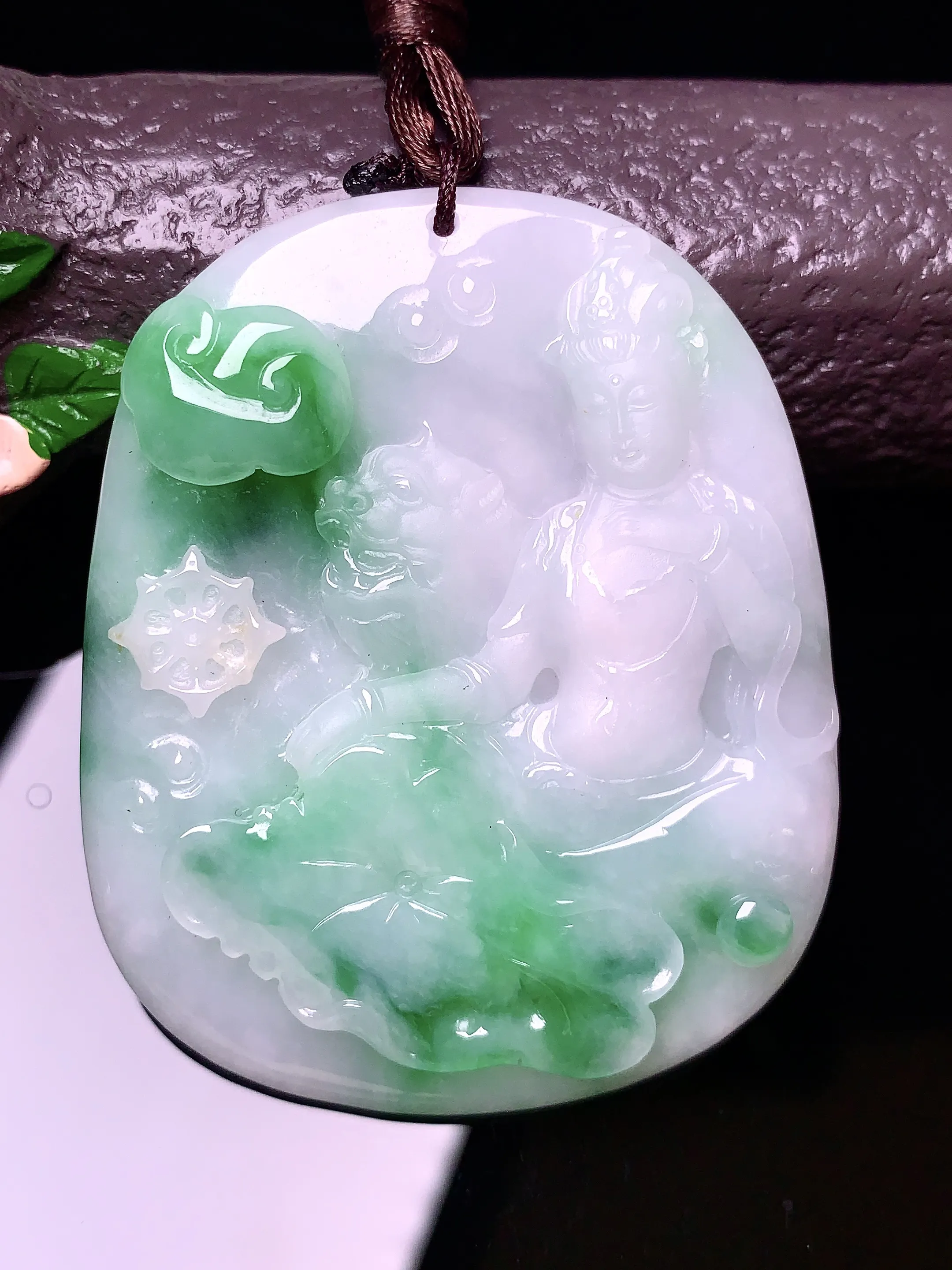 飘绿文殊观音菩萨吊坠 玉质细腻 色泽清新艳丽 整体尺寸53.2*43.7*6