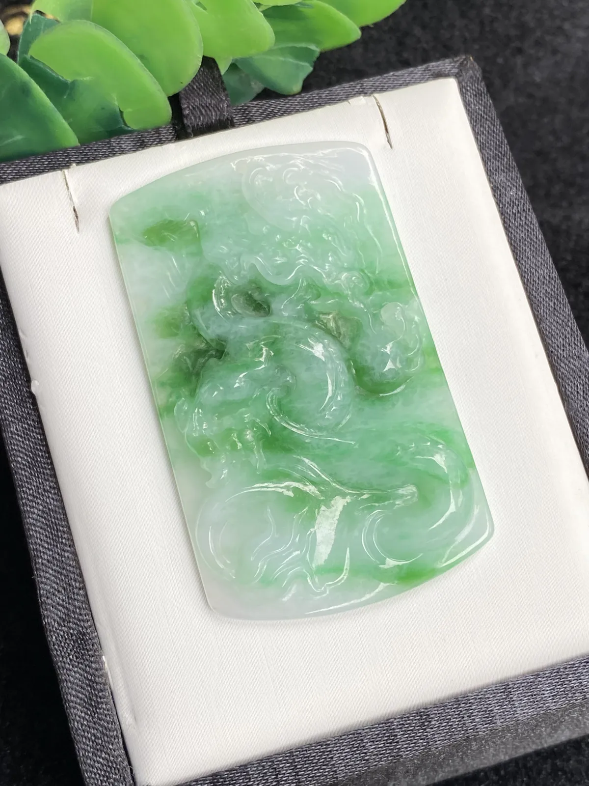 推荐 【阳绿龙牌】色阳，色辣，无裂 ，背面避纹雕，细腻，水润，品相佳～～
