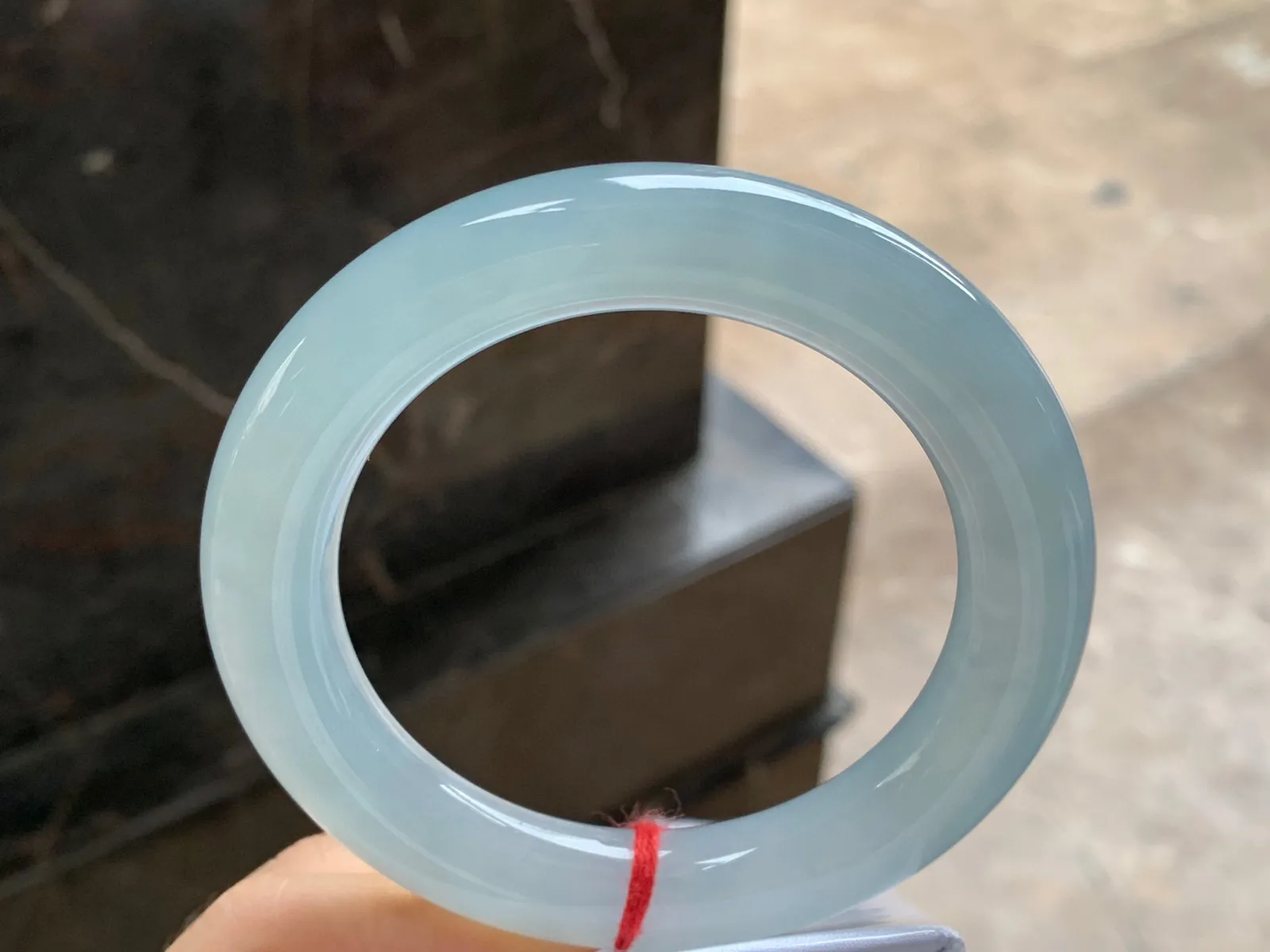 冰种圆条手镯
尺寸：58.6-11.5-12.3mm
种老肉细～起胶上手好看