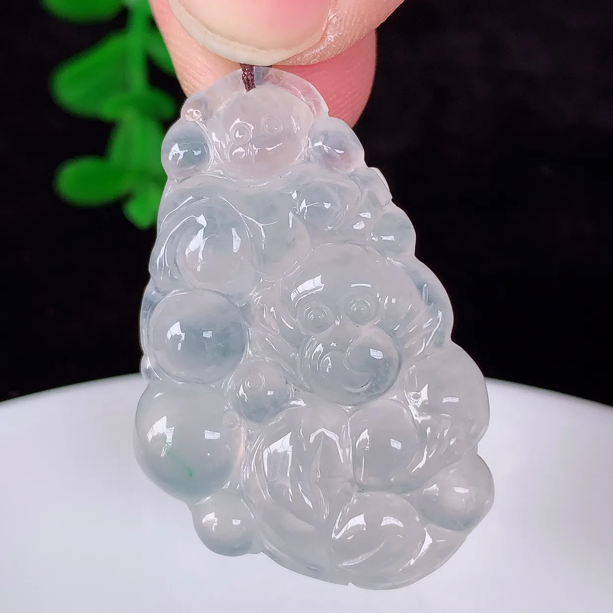 自然光实拍，冰润冰种翡翠生肖猴吊坠，种老水足，翠色灵动，寓意美好，佩戴时尚出众！#01.8