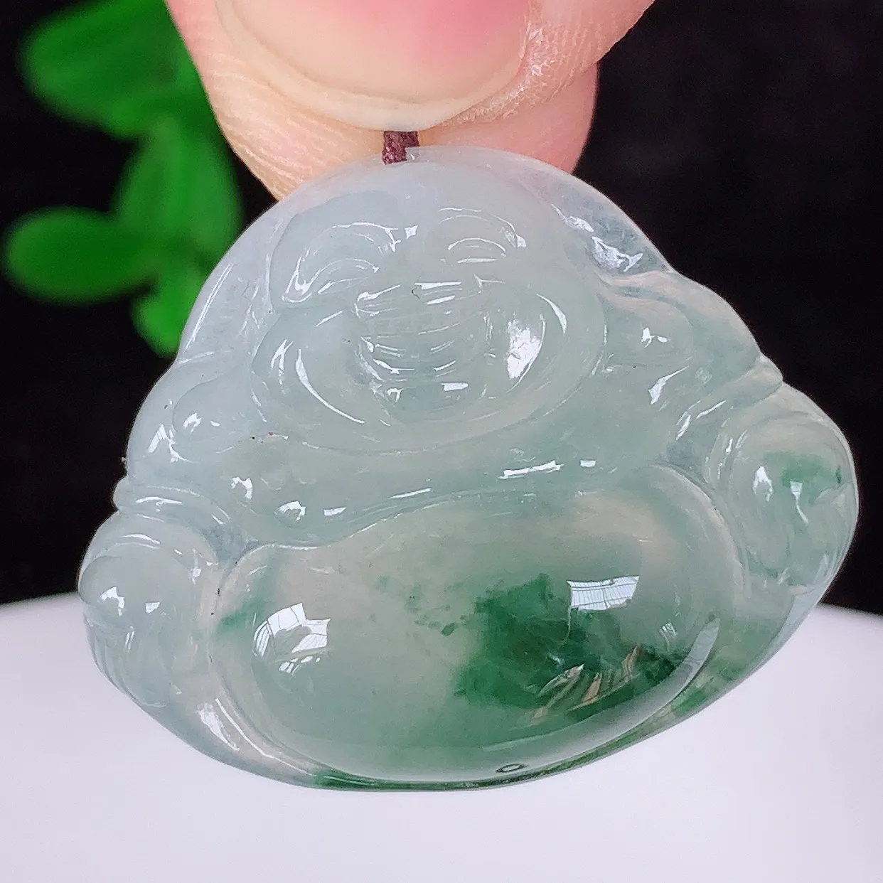 自然光实拍，冰润冰种飘花翡翠佛公吊坠，饱满， 佛公亦保平安，寓意有福（佛公）相伴，配戴优雅迷人！#46.8