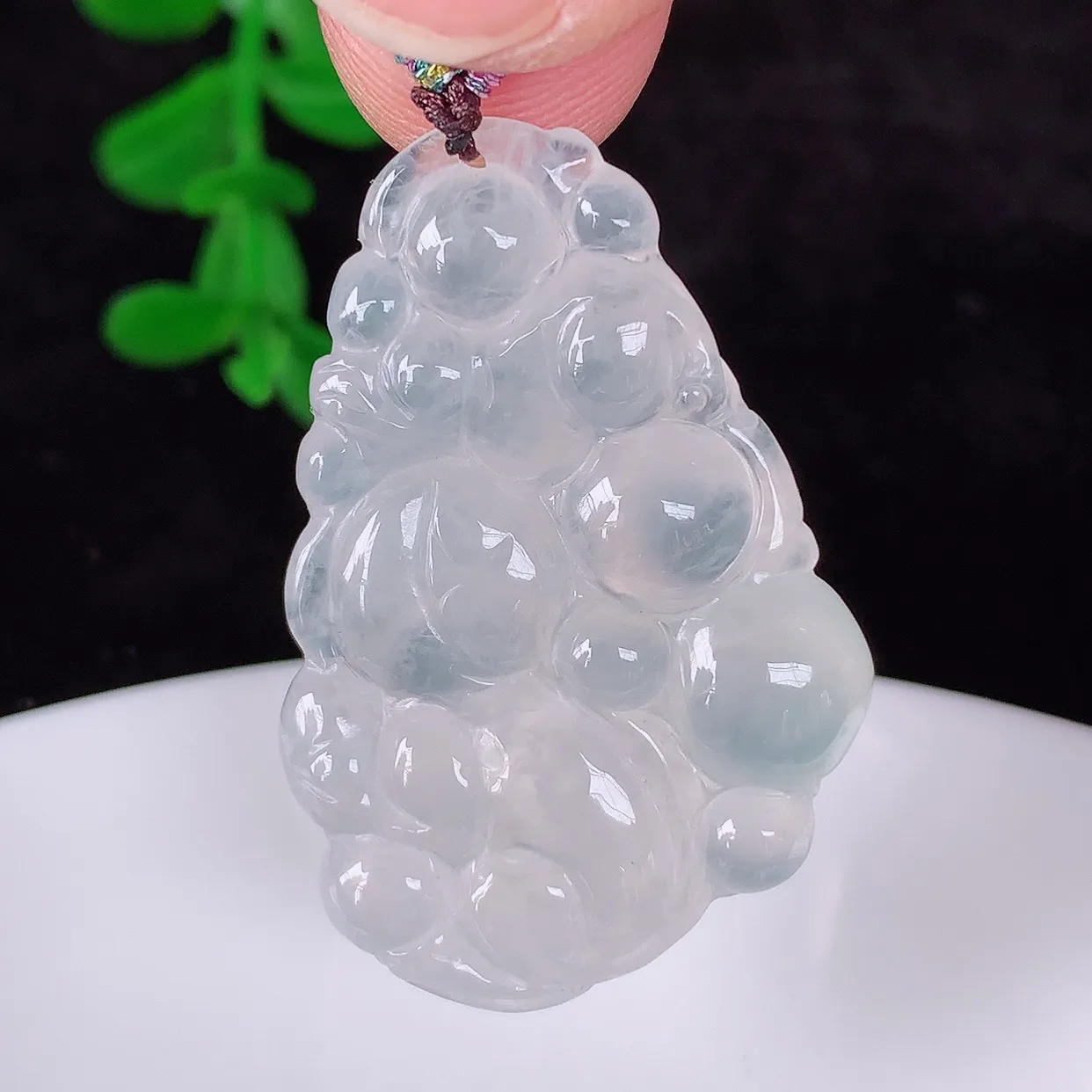 自然光实拍，冰润冰种翡翠生肖猴吊坠，种老水足，翠色灵动，寓意美好，佩戴时尚出众！#01.8