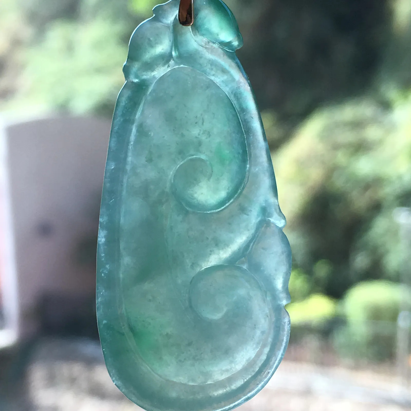 推荐 【冰绿如意】如意吉祥，冰透果绿，无纹裂 ，种老，饱满，起光，石头长44.6，连扣52，寓意佳，性价比高～～