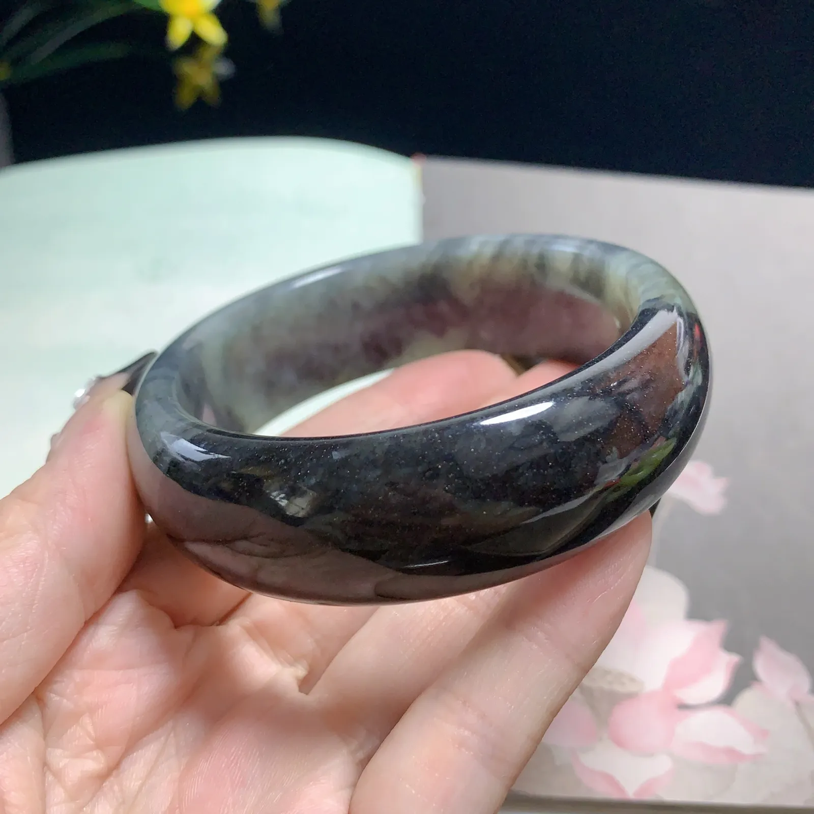 和田玉60.5圈口青花宽版手镯，圈口60.5宽21玉质细腻油润 底色纯净  脂粉好，品质高