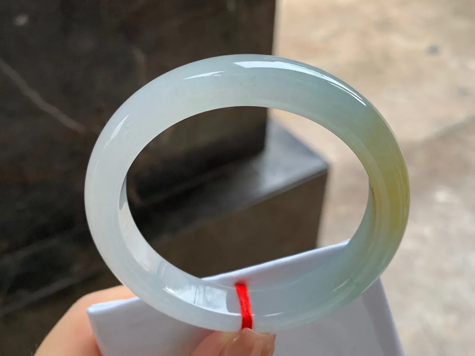 冰黄翡手镯
尺寸：56-12.4-8.1mm
种水好 干净清秀上手好看