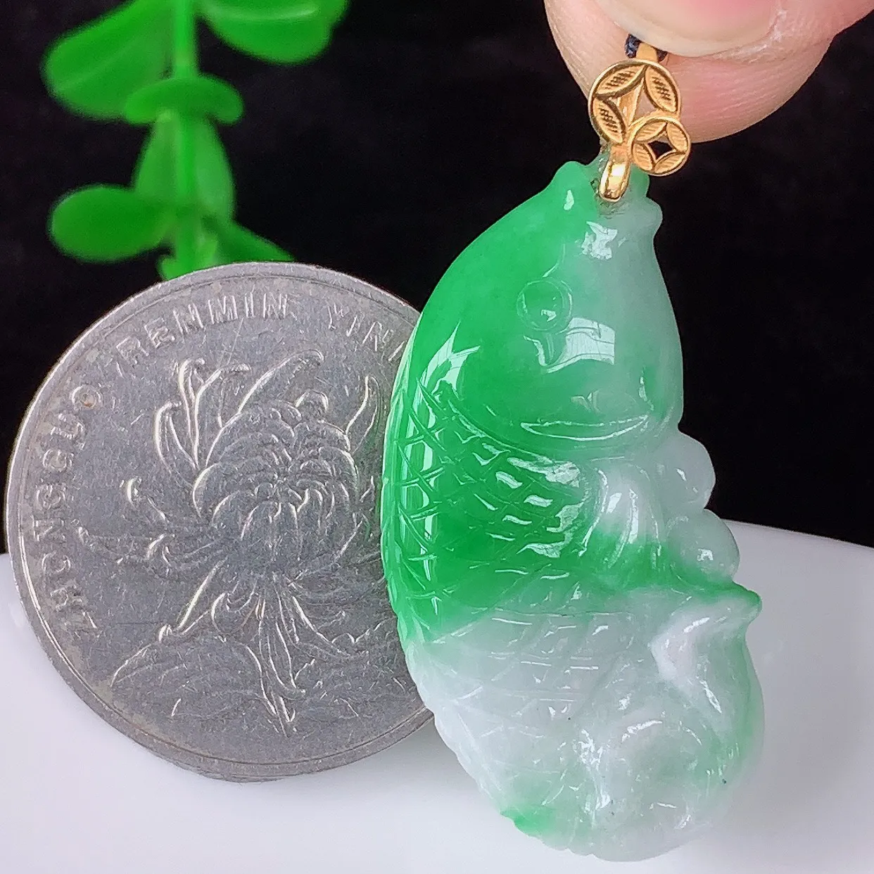 自然光实拍，18K金镶嵌冰润冰糯种飘阳绿翡翠年年有余，自由自在玉吊坠，寓意财源广进，雕工婉约，栩栩如生，佩戴优雅迷人！#00.8