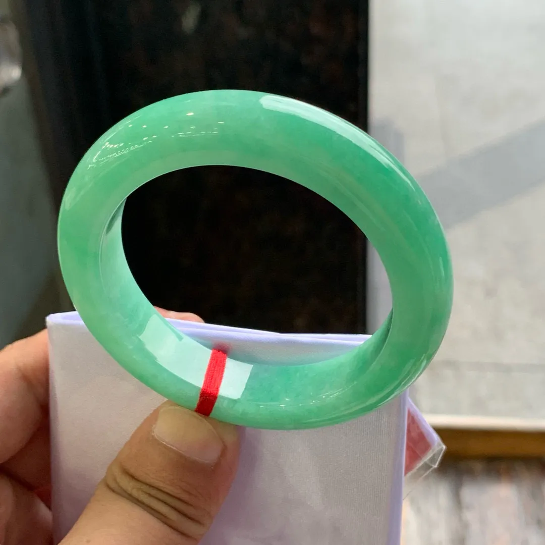正圈满色阳绿 无瑕 尺寸:53.7/12.4/9.9 满绿️️