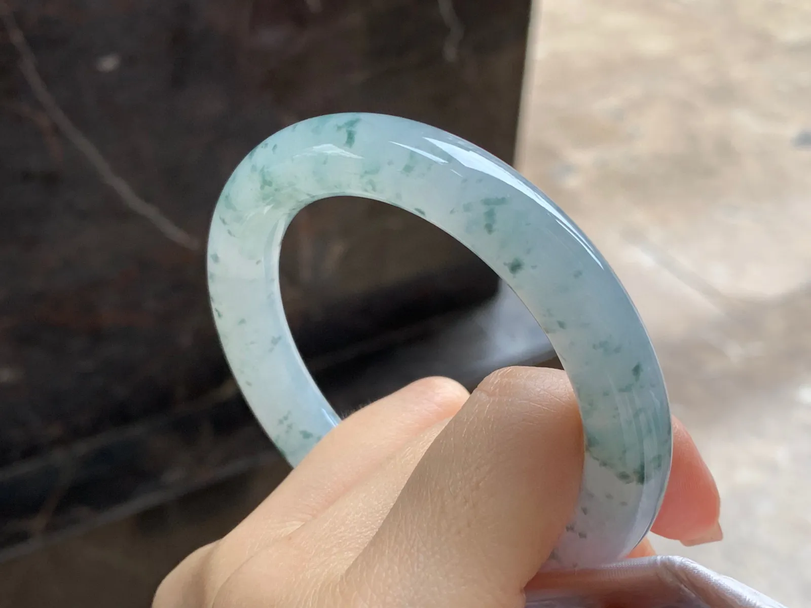 飘花圆条手镯
尺寸：56-10.5mm
水润十足～飘花点缀 上手好看