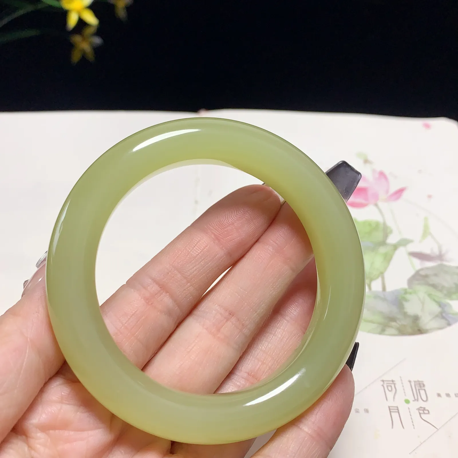 珍藏品，和田玉54圈口黄口料手镯！圈口54宽12.8重68.3克，玉质细腻油润 底色纯净 无裂无杂 脂粉好，品质好
