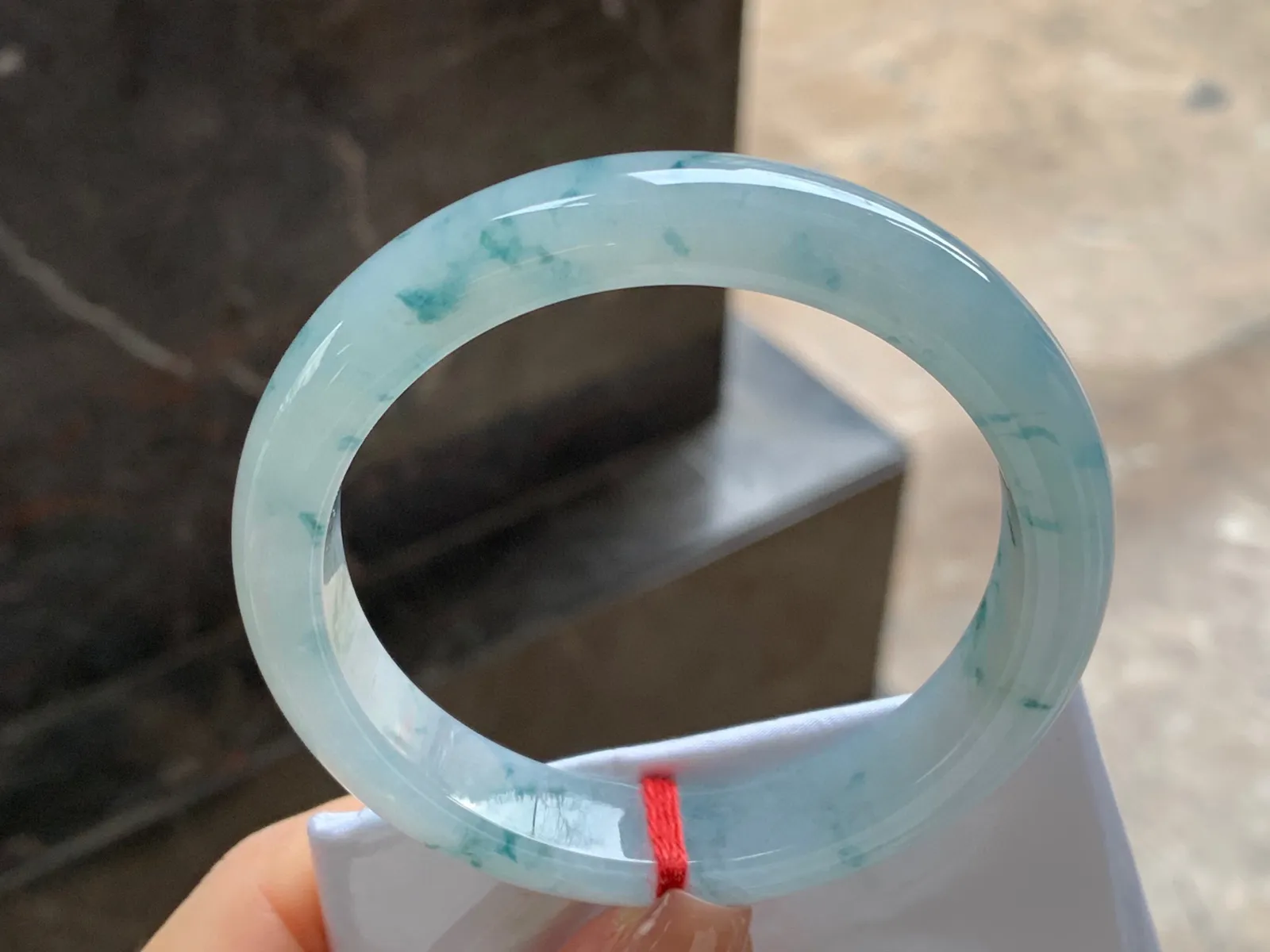 飘花手镯
尺寸：58.3-12-8.3mm
底子细腻干净～飘花点缀上手好看