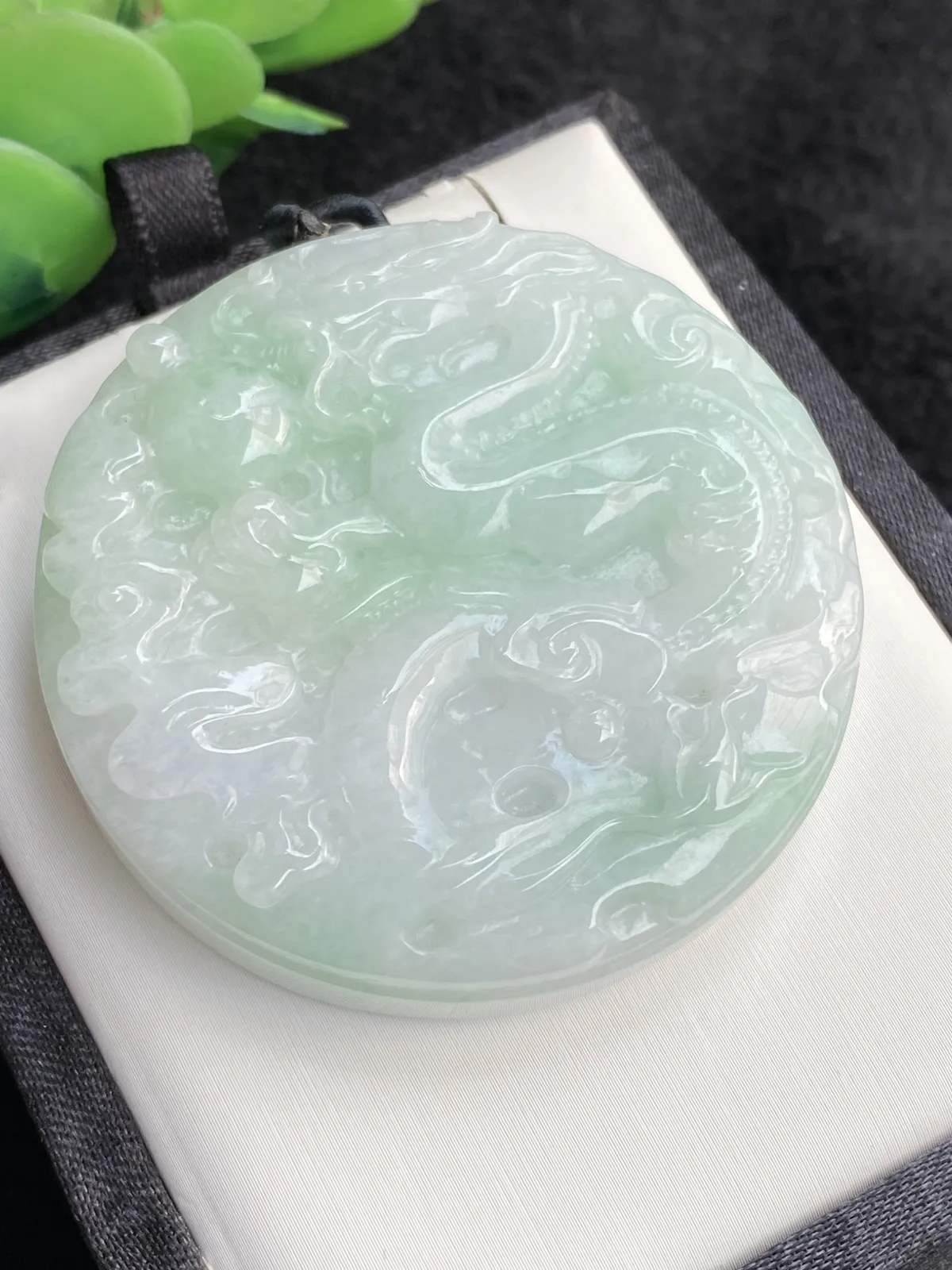 推荐【飘绿龙牌】飘浅绿，无纹裂，水润，细腻，品相佳～～大件厚装，满满一个镯芯料子～