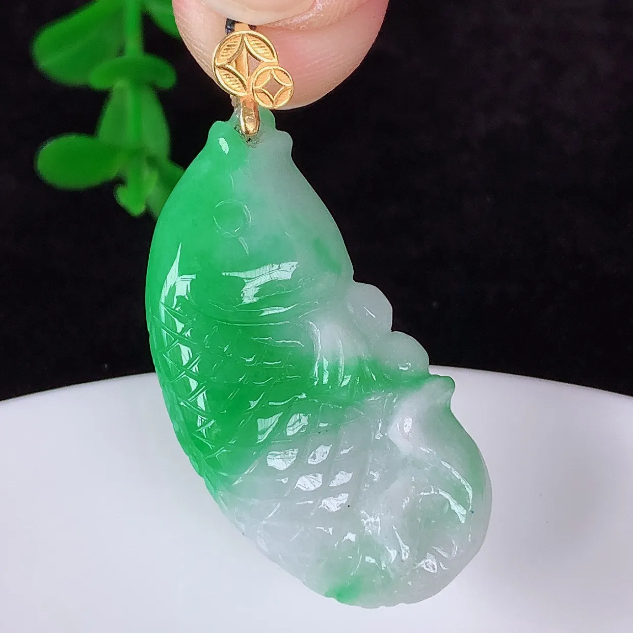 自然光实拍，18K金镶嵌冰润冰糯种飘阳绿翡翠年年有余，自由自在玉吊坠，寓意财源广进，雕工婉约，栩栩如生，佩戴优雅迷人！#00.8